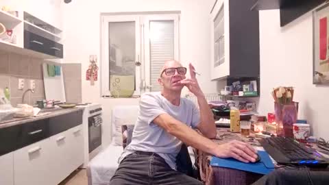 Snapshot of 1973man chatting on 12-13-25, 07:53 1973man online show from 12-13-25, 07:53