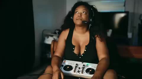 Lillycakes online show from 10-10-25, 05:28