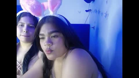 Snapshot of 2moons_full_of_love chatting on 10-19-25, 11:05 2moons_full_of_love online show from 10-19-25, 11:05