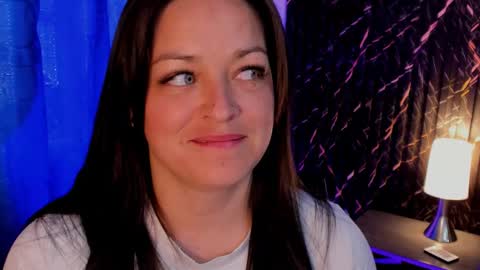 Snapshot of 4ngel_greey chatting on 10-29-25, 09:27 ... .     Angel     . ... online show from 10-29-25, 09:27