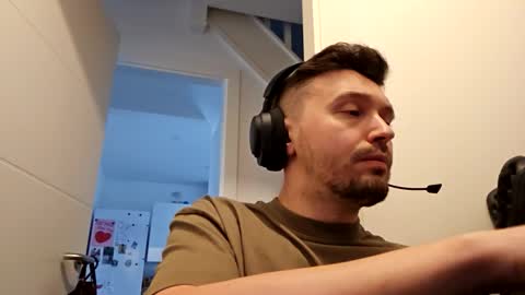 Snapshot of 8inchdude93 chatting on 10-13-25, 11:43 8inchdude93 online show from 10-13-25, 11:43