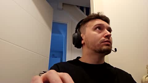 Snapshot of 8inchdude93 chatting on 10-17-25, 08:39 8inchdude93 online show from 10-17-25, 08:39