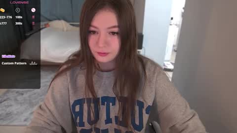 Snapshot of _aein_emy_ chatting on 10-17-25, 06:49 Emy online show from 10-17-25, 06:49