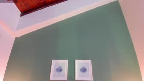 Snapshot of _anavictoria_ chatting on 10-15-25, 12:05 Ana Victoria online show from 10-15-25, 12:05