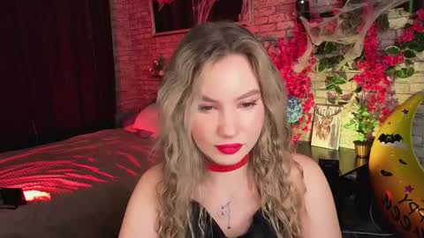 Snapshot of _bellaclark chatting on 10-29-25, 08:32 Bella online show from 10-29-25, 08:32