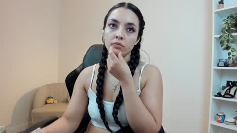 Snapshot of _bellaevans_ chatting on 01-23-25, 11:48 Bella Evans online show from 01-23-25, 11:48