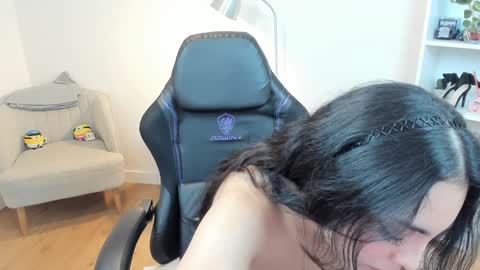 Snapshot of _bellaevans_ chatting on 01-27-25, 12:05 Bella Evans online show from 01-27-25, 12:05