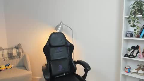 Snapshot of _bellaevans_ chatting on 02-14-25, 12:03 Bella Evans online show from 02-14-25, 12:03