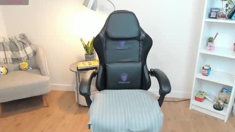 Snapshot of _bellaevans_ chatting on 02-25-25, 05:30 Bella Evans online show from 02-25-25, 05:30