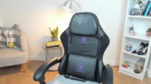 Snapshot of _bellaevans_ chatting on 03-10-25, 11:42 Bella Evans online show from 03-10-25, 11:42