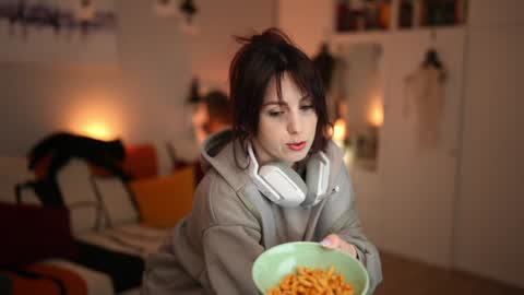 Snapshot of _blackbee_ chatting on 10-31-25, 11:44 Lili online show from 10-31-25, 11:44