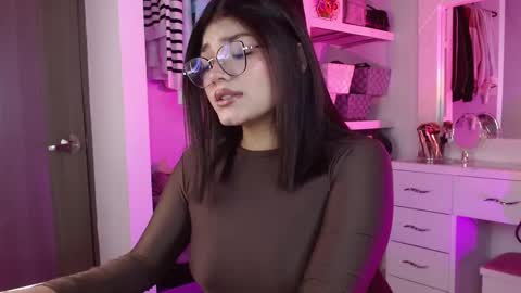 Snapshot of _camilaaa__ chatting on 09-14-25, 05:50   online show from 09-14-25, 05:50