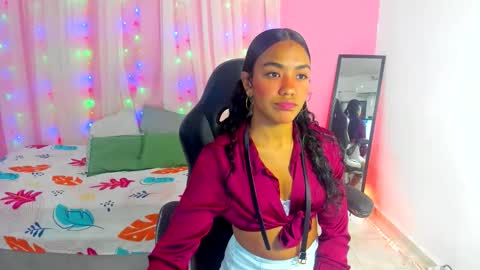Snapshot of _charlotte_0 chatting on 10-23-25, 01:43 charly online show from 10-23-25, 01:43