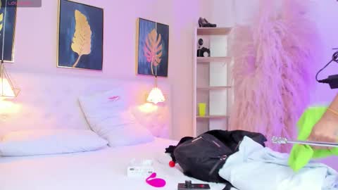 Snapshot of _cinnamon_star chatting on 09-27-25, 12:32 _cinnamon_star online show from 09-27-25, 12:32