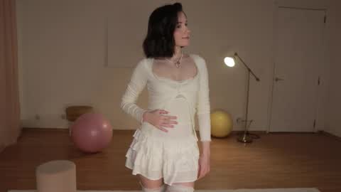 Essie  online show from 10-10-25, 02:27