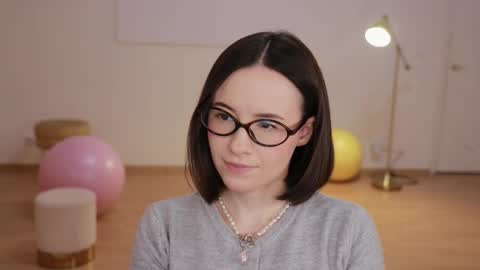 Essie  online show from 10-13-25, 03:56