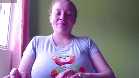 Snapshot of _honey1_ chatting on 02-19-26, 06:26 Honey online show from 02-19-26, 06:26