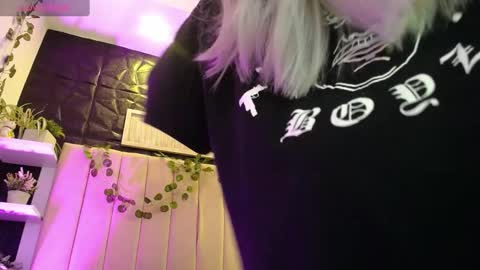 Snapshot of _johana18 chatting on 01-11-25, 02:15 Mia online show from 01-11-25, 02:15