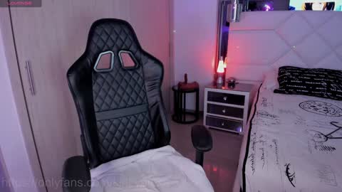 Snapshot of _kinkyalexa_ chatting on 01-11-25, 12:12 A L E X A online show from 01-11-25, 12:12