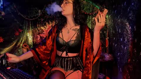 Snapshot of _lady_luna_ chatting on 11-15-25, 01:14 Lady Luna online show from 11-15-25, 01:14