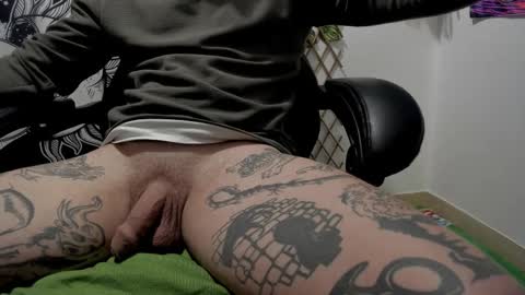 Snapshot of _layne chatting on 02-21-25, 11:01 Layne online show from 02-21-25, 11:01