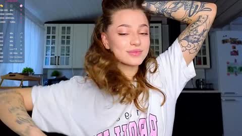 Snapshot of _lisaalisa_ chatting on 01-11-25, 12:18 Alice online show from 01-11-25, 12:18