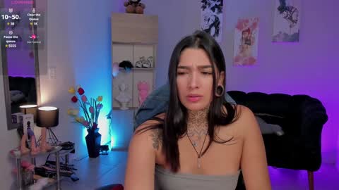 Snapshot of _louane_bour chatting on 01-13-25, 02:11  Laura  Independent Model  online show from 01-13-25, 02:11