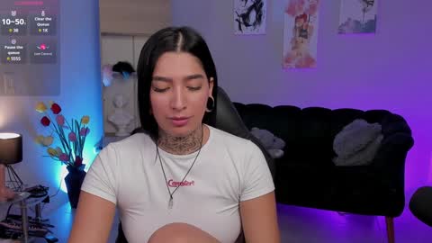 Snapshot of _louane_bour chatting on 01-17-25, 02:18  Laura  Independent Model  online show from 01-17-25, 02:18