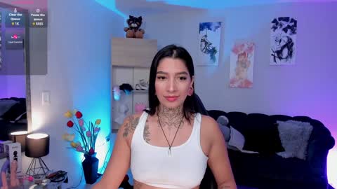 Snapshot of _louane_bour chatting on 01-27-25, 01:19  Laura  Independent Model  online show from 01-27-25, 01:19