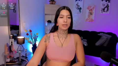 Snapshot of _louane_bour chatting on 02-14-25, 11:10  Laura  Independent Model  online show from 02-14-25, 11:10