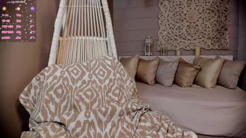 Snapshot of _luna_dupont_ chatting on 02-18-25, 12:39 Luna online show from 02-18-25, 12:39