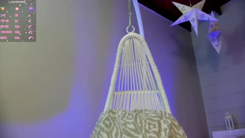 Snapshot of _luna_dupont_ chatting on 02-24-25, 11:43 Luna online show from 02-24-25, 11:43