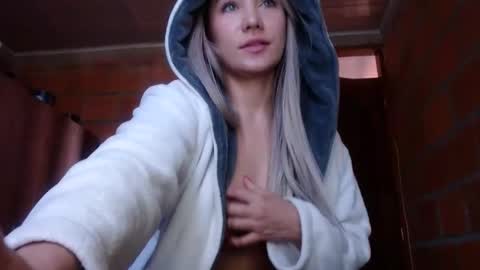 _lunablondie_ online show from 01-15-25, 03:29