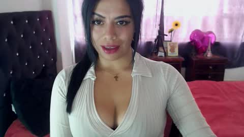 Snapshot of _m_y_q_u_e_e_n_ chatting on 10-31-25, 04:19 QUEEN online show from 10-31-25, 04:19