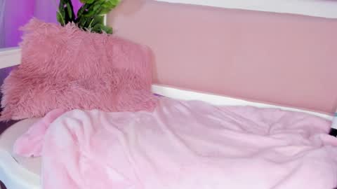 mia online show from 11-19-25, 01:16