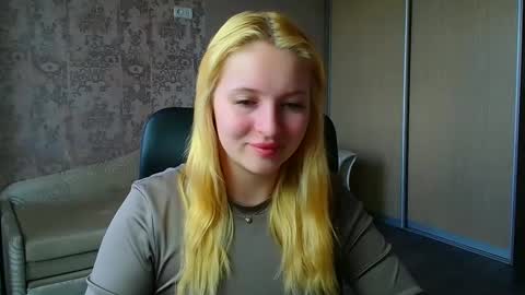 Snapshot of _mila_la_ chatting on 06-05-26, 09:48 Melanie online show from 06-05-26, 09:48
