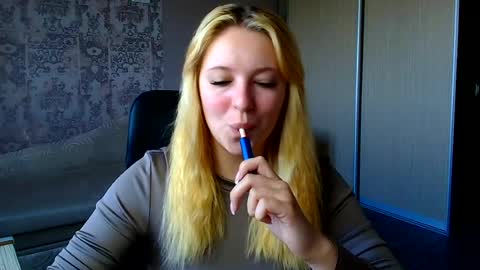 Snapshot of _mila_la_ chatting on 07-14-26, 06:29 Melanie online show from 07-14-26, 06:29