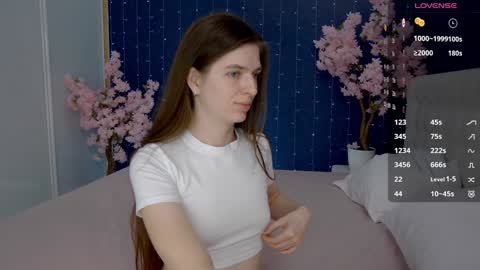Snapshot of _mirror_girl chatting on 02-05-25, 06:13 Victoria online show from 02-05-25, 06:13
