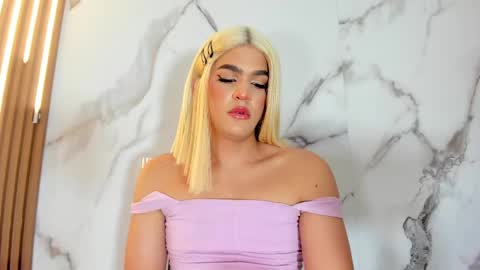Snapshot of _naomi_fox chatting on 03-08-25, 12:44 shantall online show from 03-08-25, 12:44