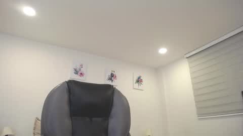 Snapshot of _natalie18_ chatting on 12-20-24, 01:25 Natalie online show from 12-20-24, 01:25