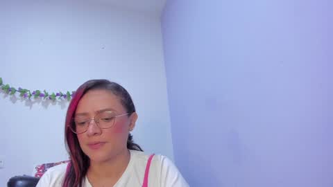 Snapshot of _nicollee chatting on 02-08-25, 12:50 juliana online show from 02-08-25, 12:50