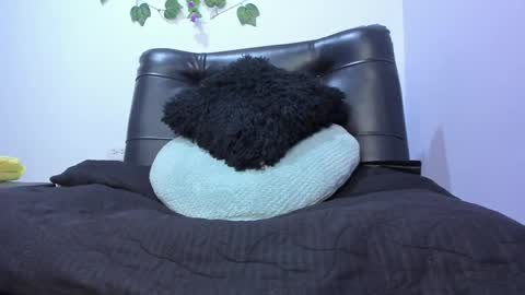 Snapshot of _nicollee chatting on 02-14-25, 09:03 juliana online show from 02-14-25, 09:03