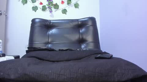 Snapshot of _nicollee chatting on 02-19-25, 09:06 juliana online show from 02-19-25, 09:06