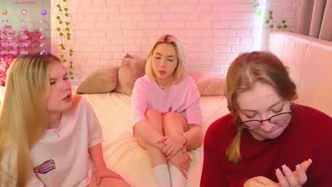 Merlizz Eva Jane Mila Nicole  left to right  online show from 09-30-25, 02:22