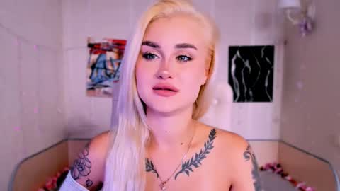 Snapshot of _ravena chatting on 10-16-25, 09:43 _ravena online show from 10-16-25, 09:43