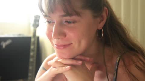 Snapshot of _sensualia_ chatting on 12-17-24, 01:29 Lia online show from 12-17-24, 01:29