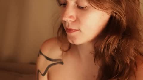 Snapshot of _sensualia_ chatting on 09-24-25, 07:39 Lia online show from 09-24-25, 07:39