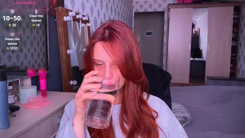 Snapshot of _slutty_fox_ chatting on 09-24-25, 06:39 Alice online show from 09-24-25, 06:39