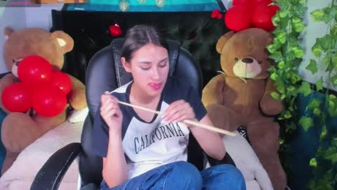 Snapshot of _sophie__miller chatting on 02-19-25, 11:25 Sophie  online show from 02-19-25, 11:25