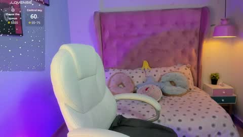 Snapshot of _sophie__miller chatting on 09-29-25, 10:36 Sophie  online show from 09-29-25, 10:36